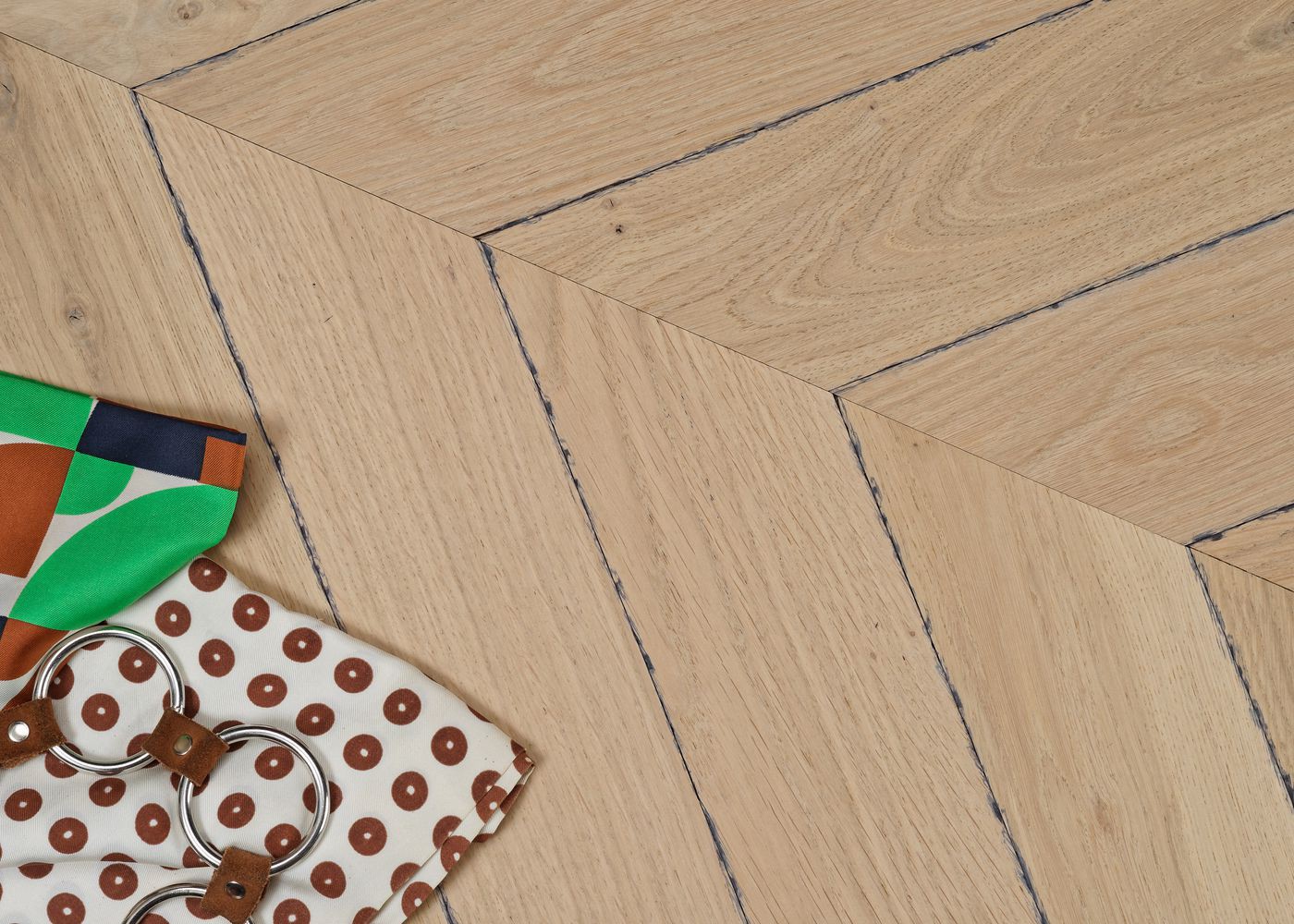 Parquet chêne massif LOUXOR Point de Hongrie Elégance vieilli vernis aqua 14x110x600 45°