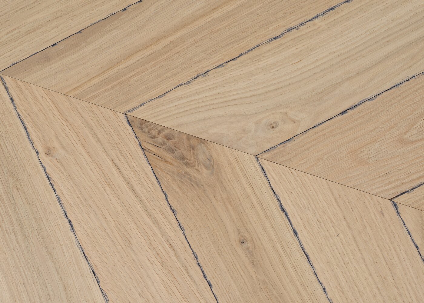 Parquet chêne massif LOUXOR Point de Hongrie Elégance vieilli vernis aqua 14x110x600 45°
