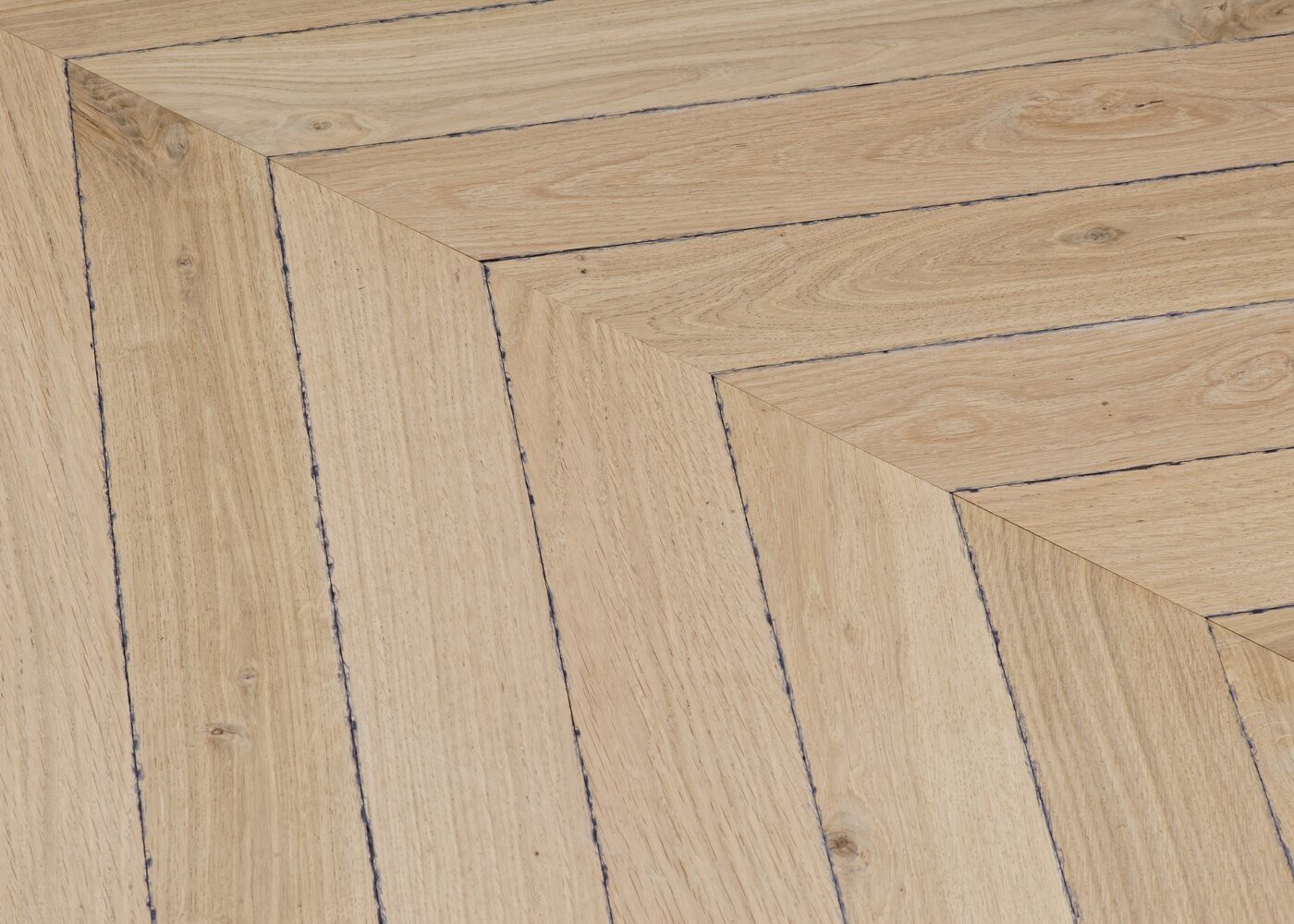 Parquet chêne massif LOUXOR Point de Hongrie Elégance vieilli vernis aqua 14x110x600 45°