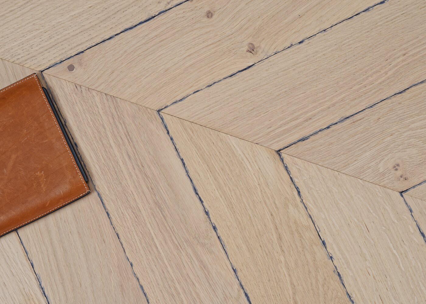 Parquet chêne massif LUCCA Point de Hongrie Elégance vieilli vernis aqua 14x110x600 45°