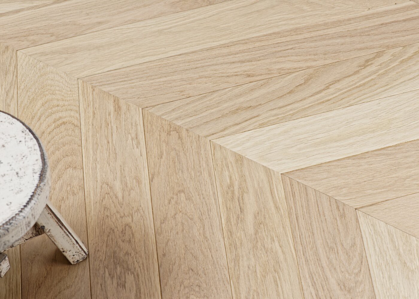 Parquet chêne massif PALAIS ROYAL brossé vernis mat Point de Hongrie Nature NF 14x90x600