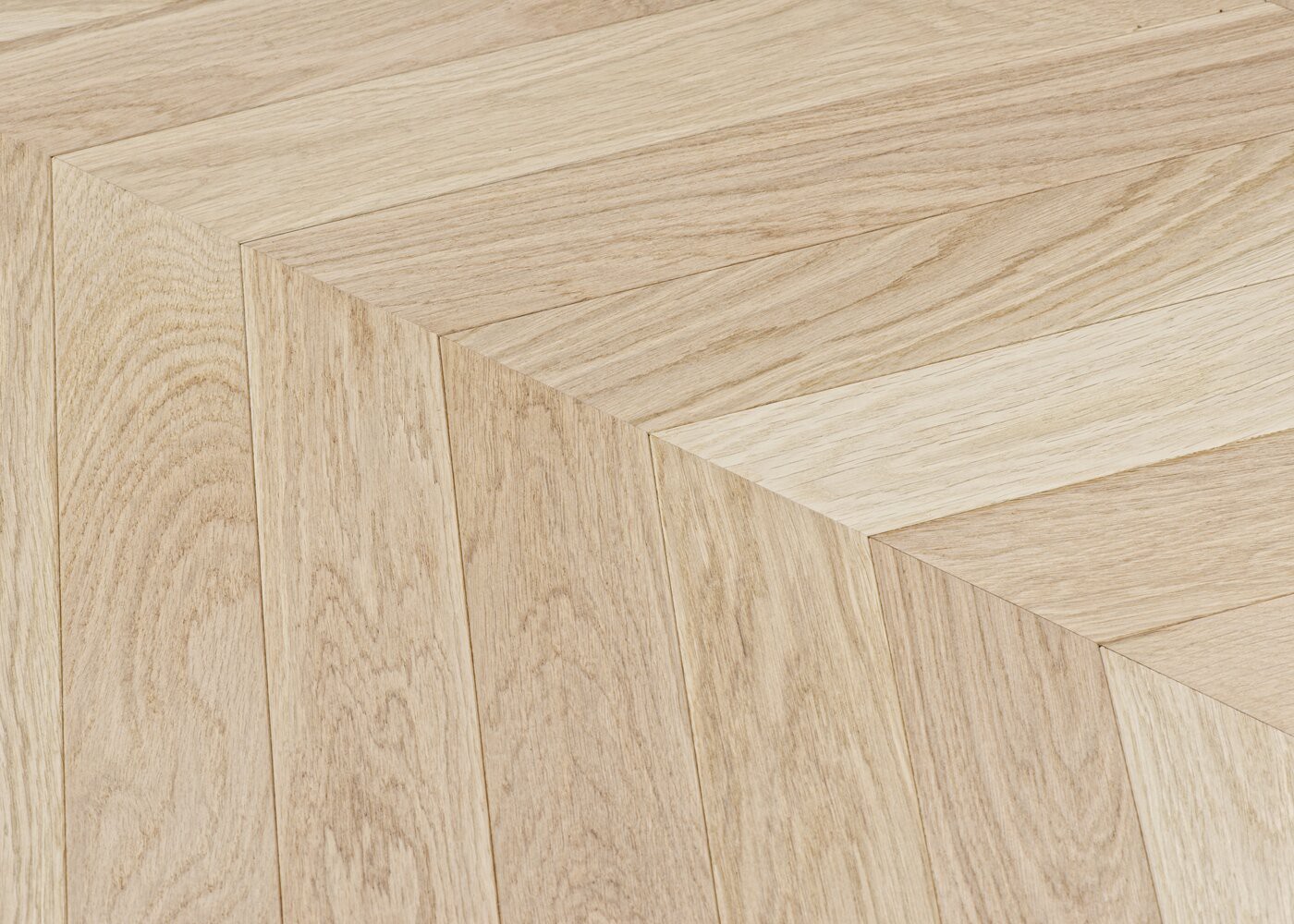 Parquet chêne massif PALAIS ROYAL brossé vernis mat Point de Hongrie Nature NF 14x90x600