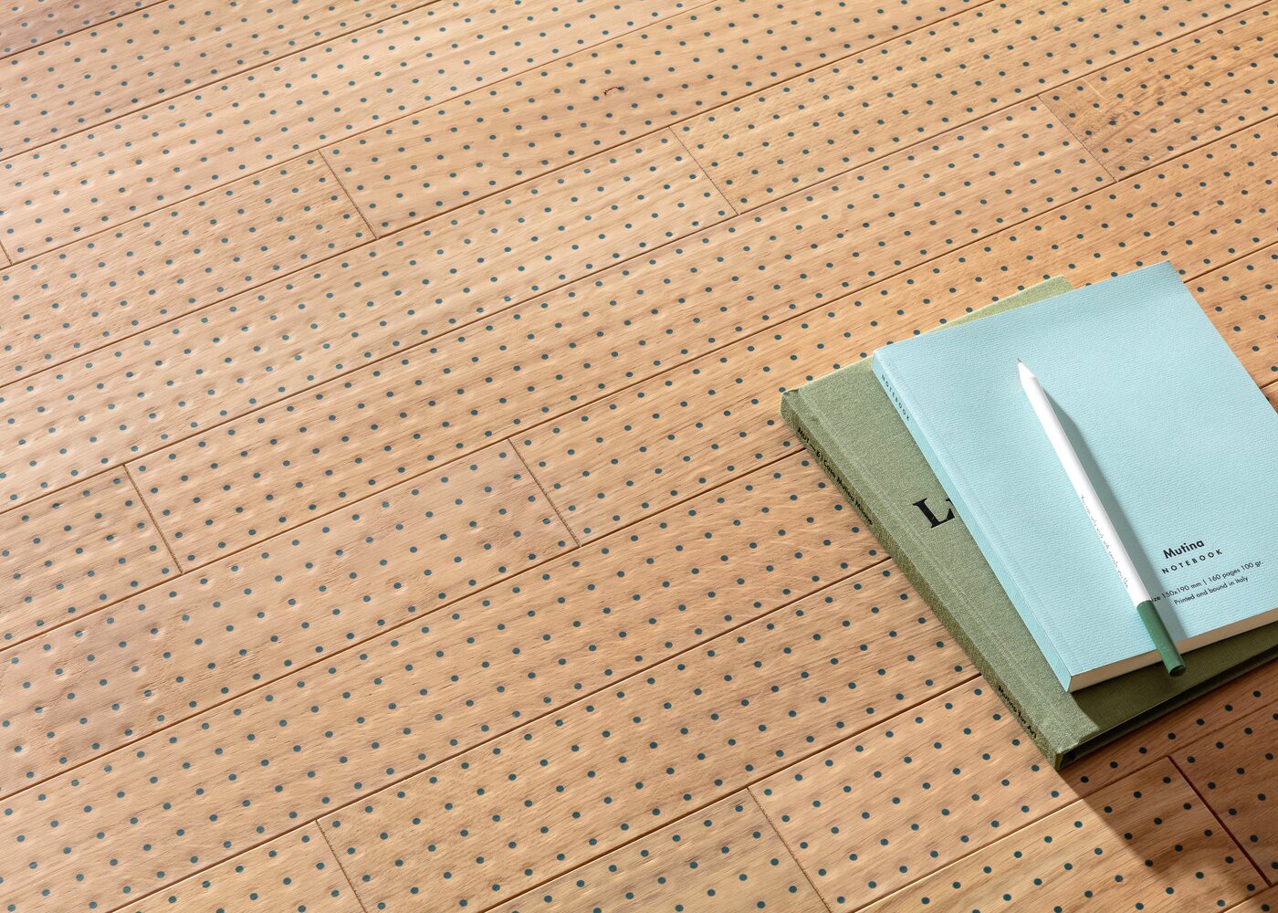 Parquet chêne contrecollé Pico Bois Points Bleus, par Ronan et Erwan Bouroullec 14x70x490