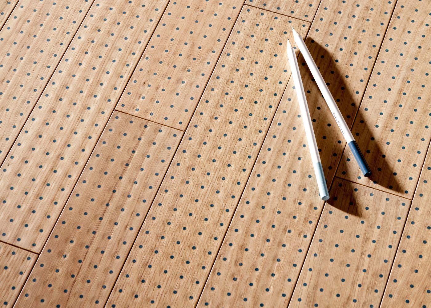 Parquet chêne contrecollé Pico Bois Points Bleus, par Ronan et Erwan Bouroullec 14x70x490