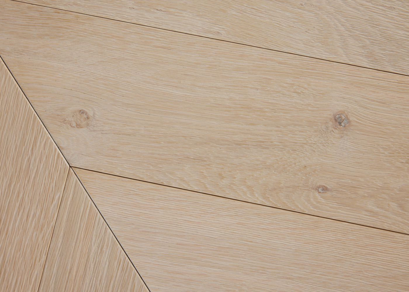 Parquet chêne massif PALMA Point de Hongrie brossé GO2 huile aqua 15x120x650(PàT) 45°