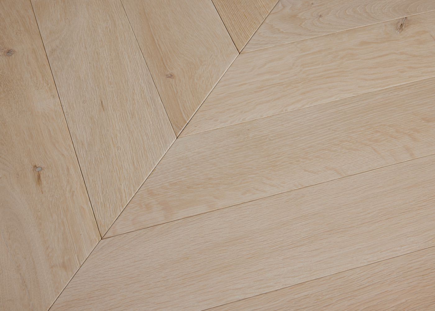Parquet chêne massif PALMA Point de Hongrie brossé GO2 huile aqua 15x120x650(PàT) 45°