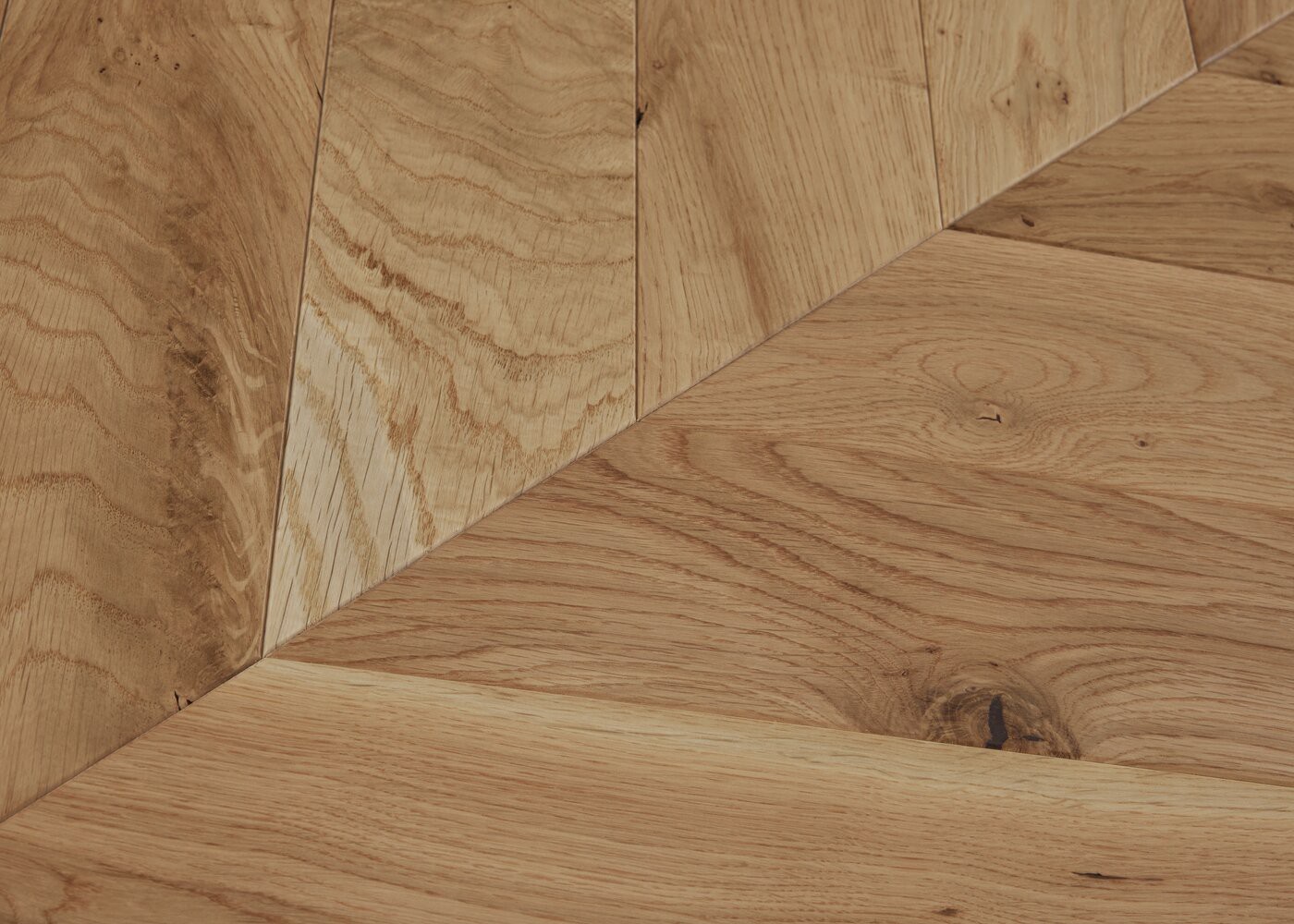 Parquet ch&ecirc;ne massif Point de Hongrie Go4 bross&eacute; vernis mat &Eacute;l&eacute;gance Grenelle 15x90x600 (P&agrave;P)