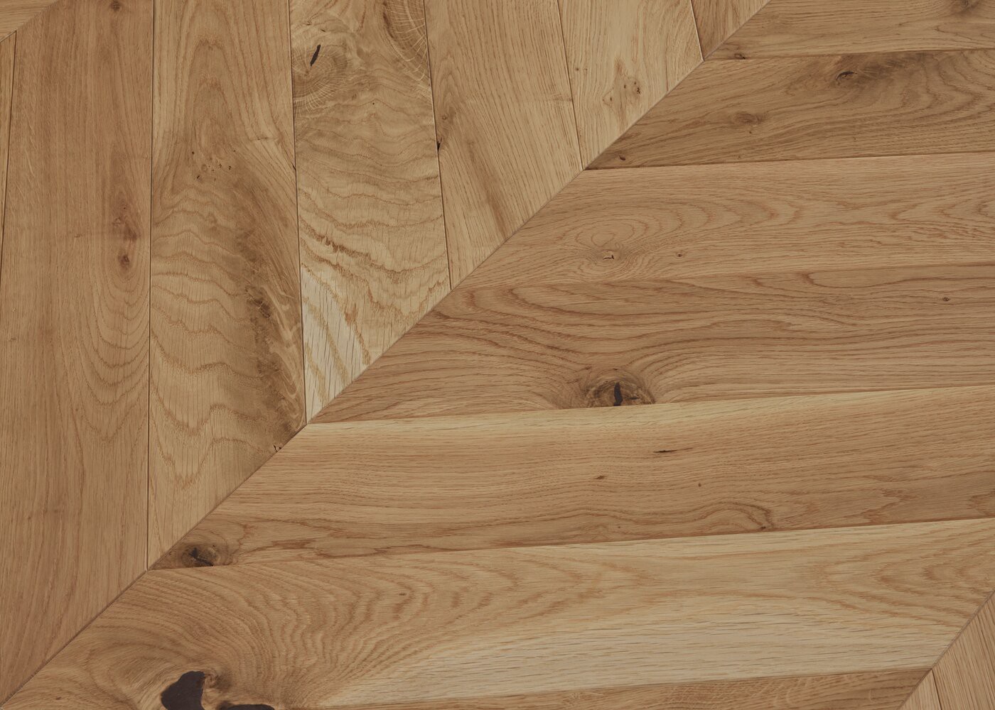 Parquet ch&ecirc;ne massif Point de Hongrie Go4 bross&eacute; vernis mat &Eacute;l&eacute;gance Grenelle 15x90x600 (P&agrave;P)
