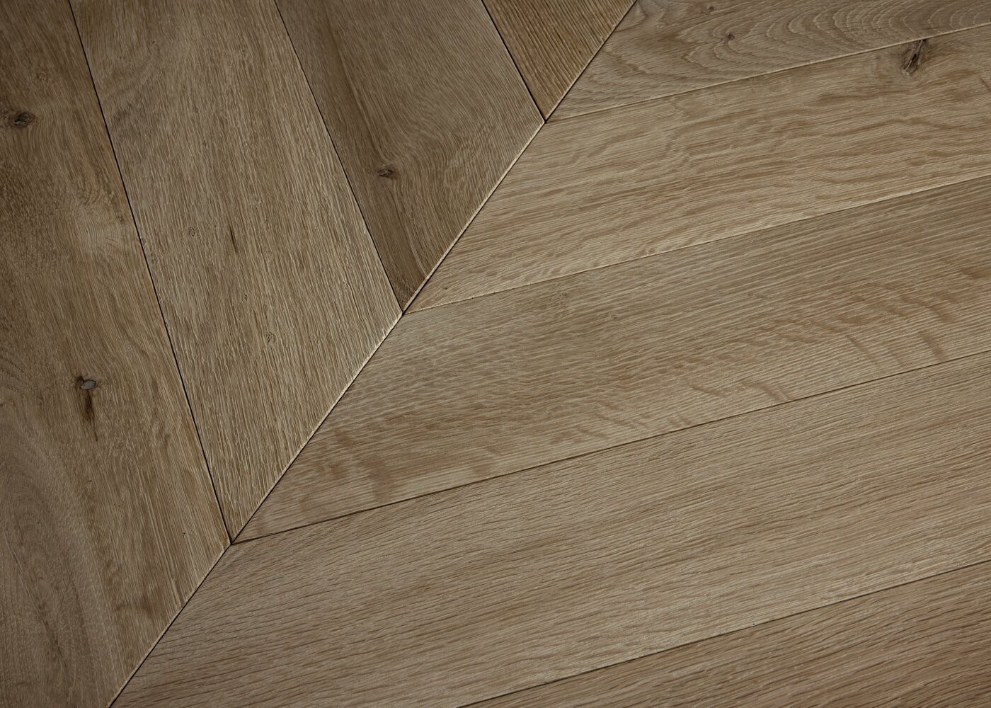 Parquet chêne contrecollé NEWPORT brossé Point de Hongrie 45° huile aqua 15x120x650 (PàT)