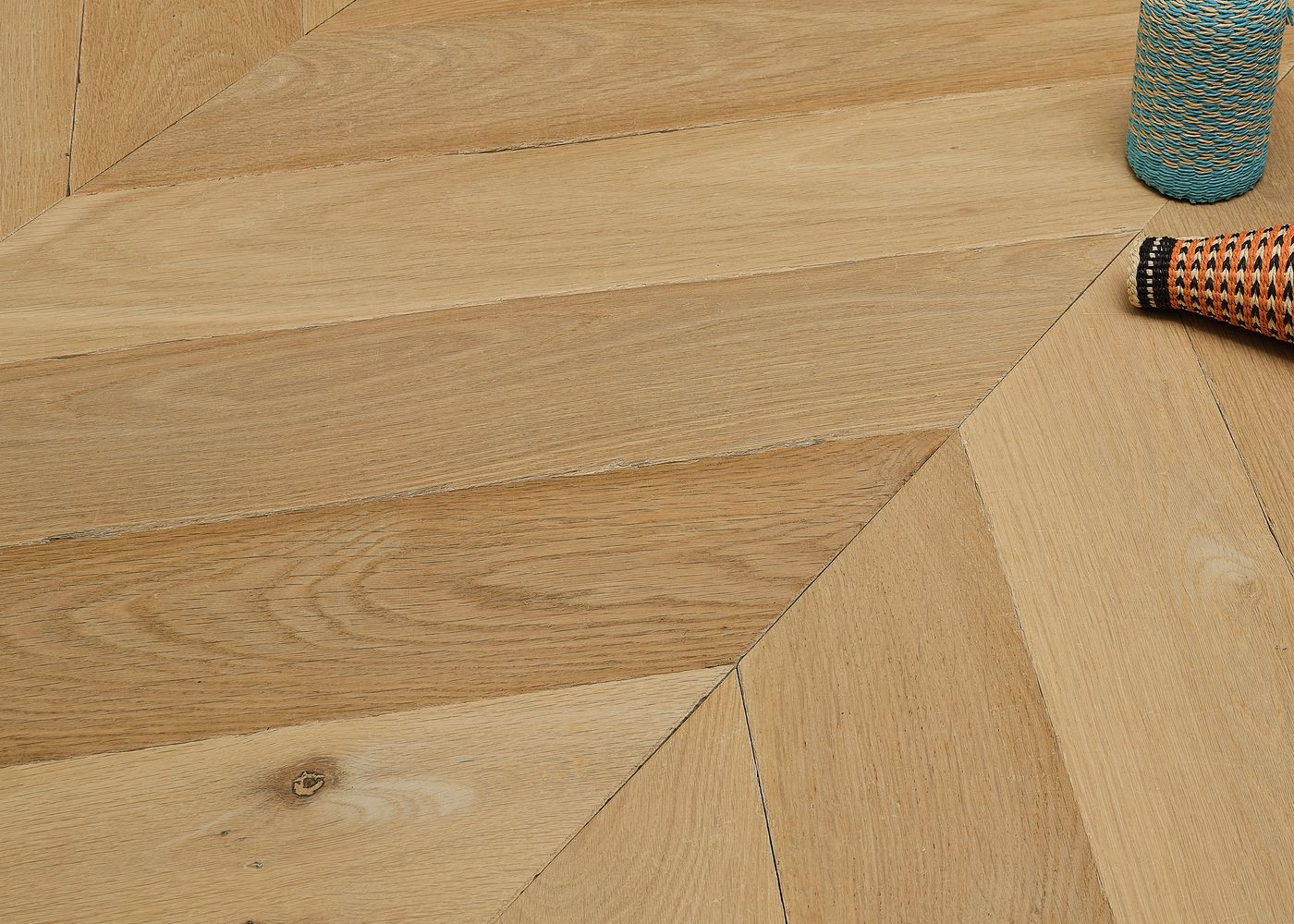 Parquet chêne massif CORDOUE Point de Hongrie vieilli huile aqua 15x120x650(PàT) 45°