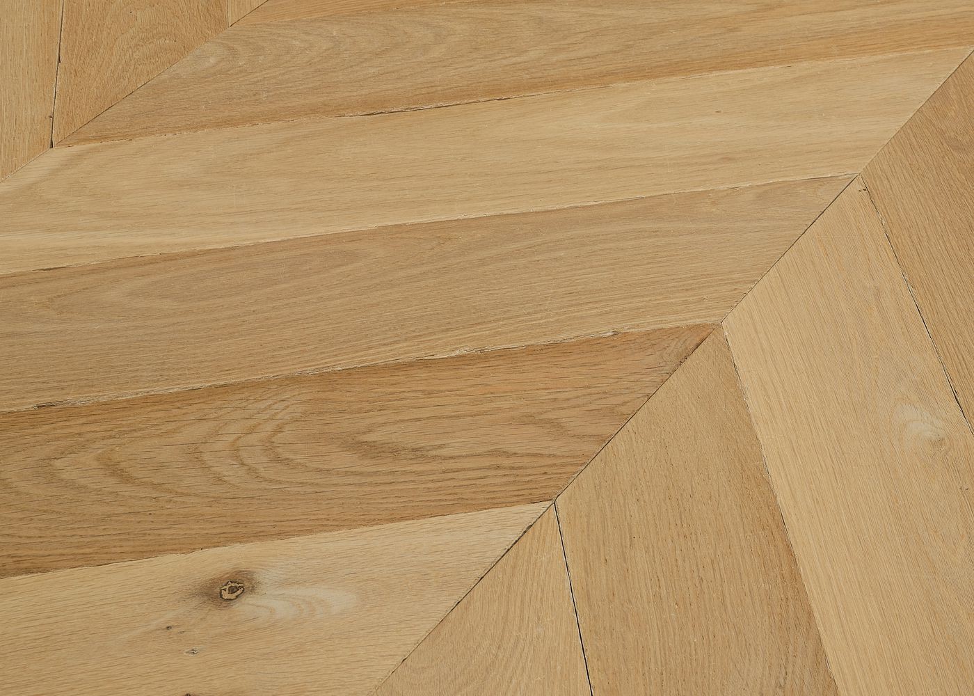 Parquet chêne massif CORDOUE Point de Hongrie vieilli huile aqua 15x120x650(PàT) 45°