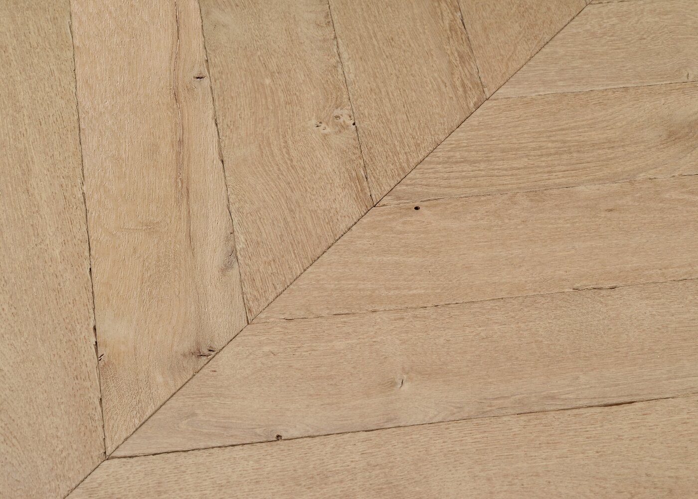 Parquet chêne massif GRENADE Point de Hongrie Elégance vieilli vernis aqua 14x110x600 45°