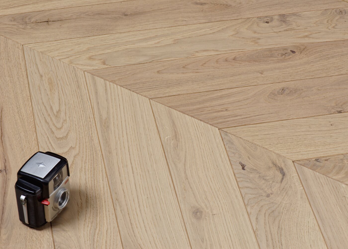 Parquet chêne massif Point de Hongrie G4 Matière brossé vernis mat Palais Royal 14x90x580 (PàT) 45°