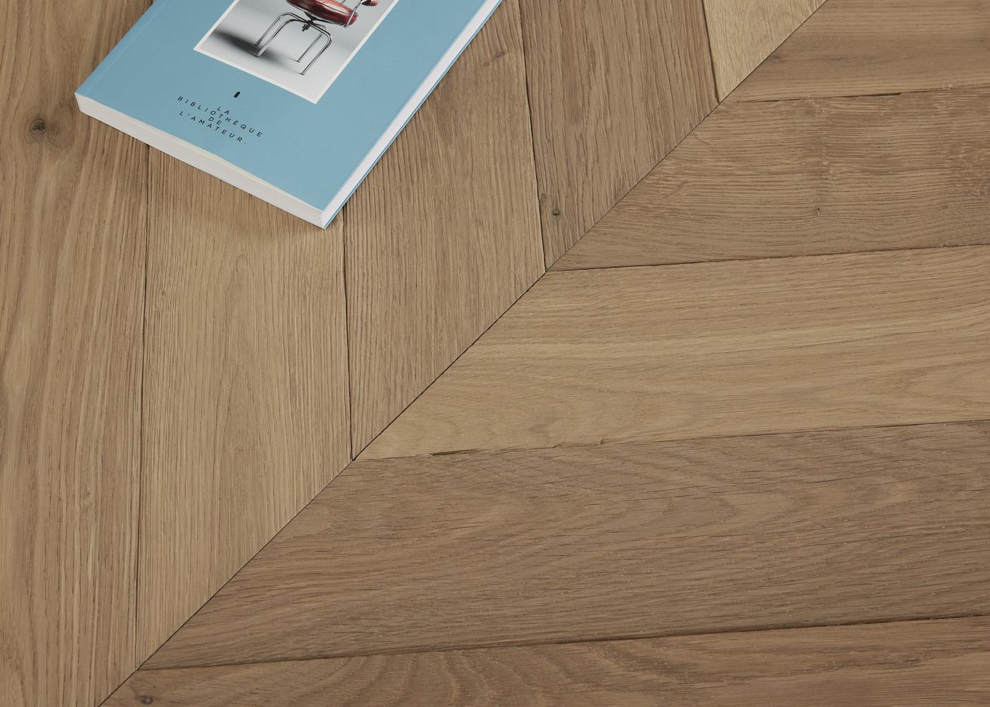 Parquet chêne massif GASPARD Point de Hongrie Elégance vieilli vernis aqua 14x110x600 45°