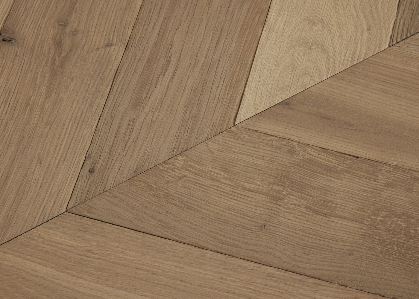 Parquet chêne massif GASPARD Point de Hongrie Elégance vieilli vernis aqua 14x110x600 45°
