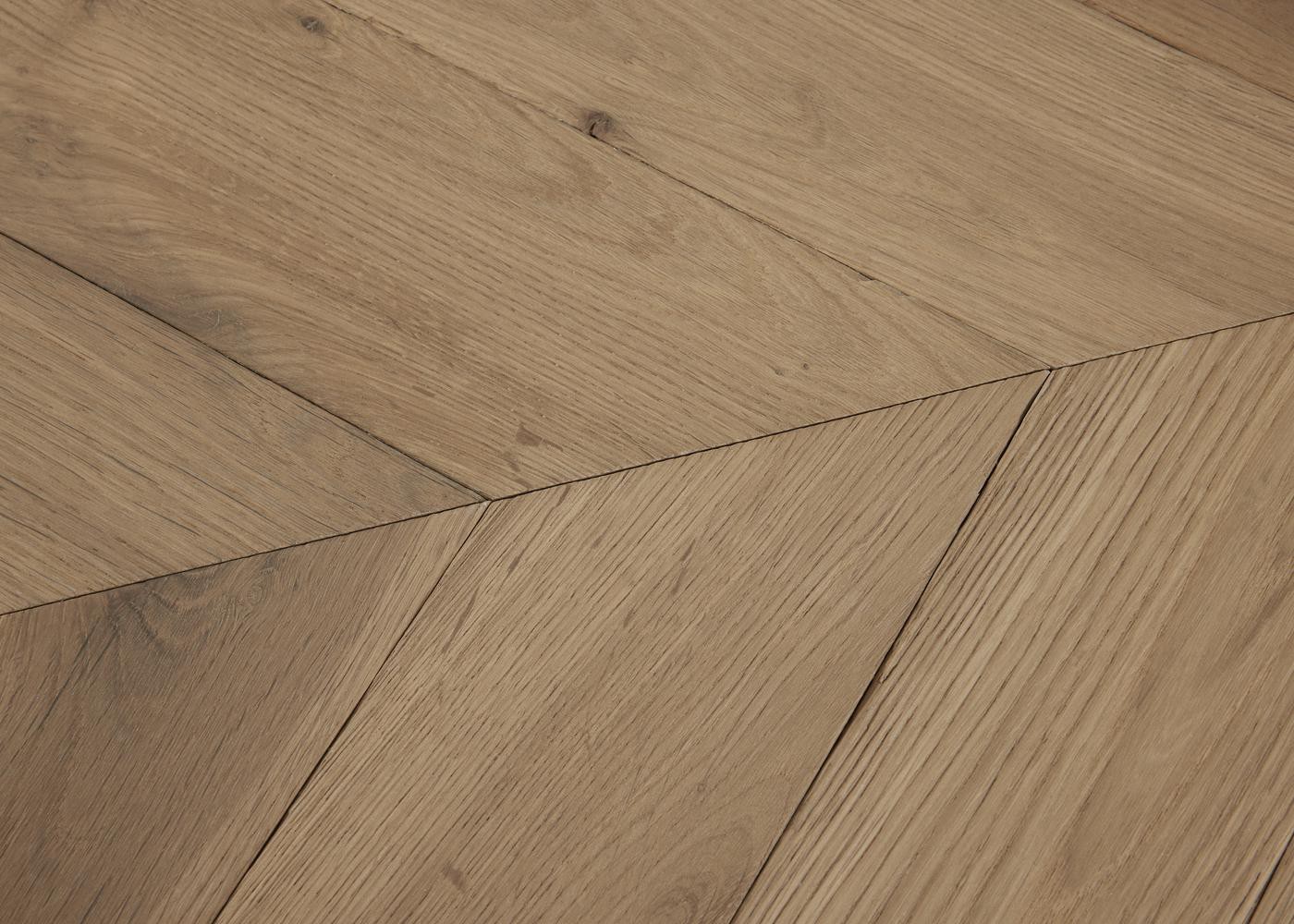Parquet chêne massif GASPARD Point de Hongrie Elégance vieilli vernis aqua 14x110x600 45°