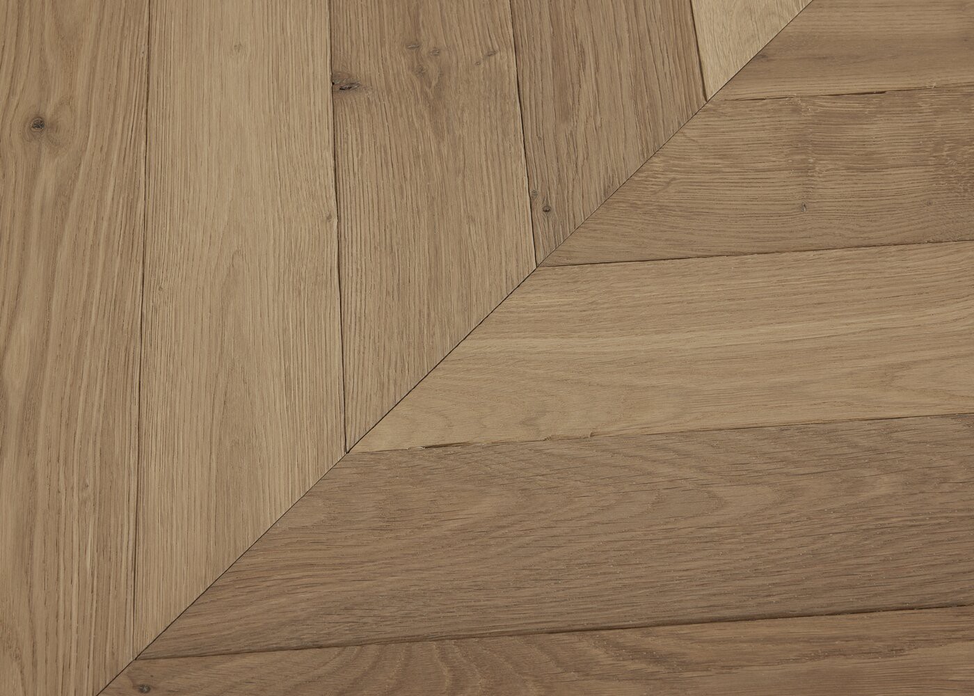 Parquet chêne massif GASPARD Point de Hongrie Elégance vieilli vernis aqua 14x110x600 45°