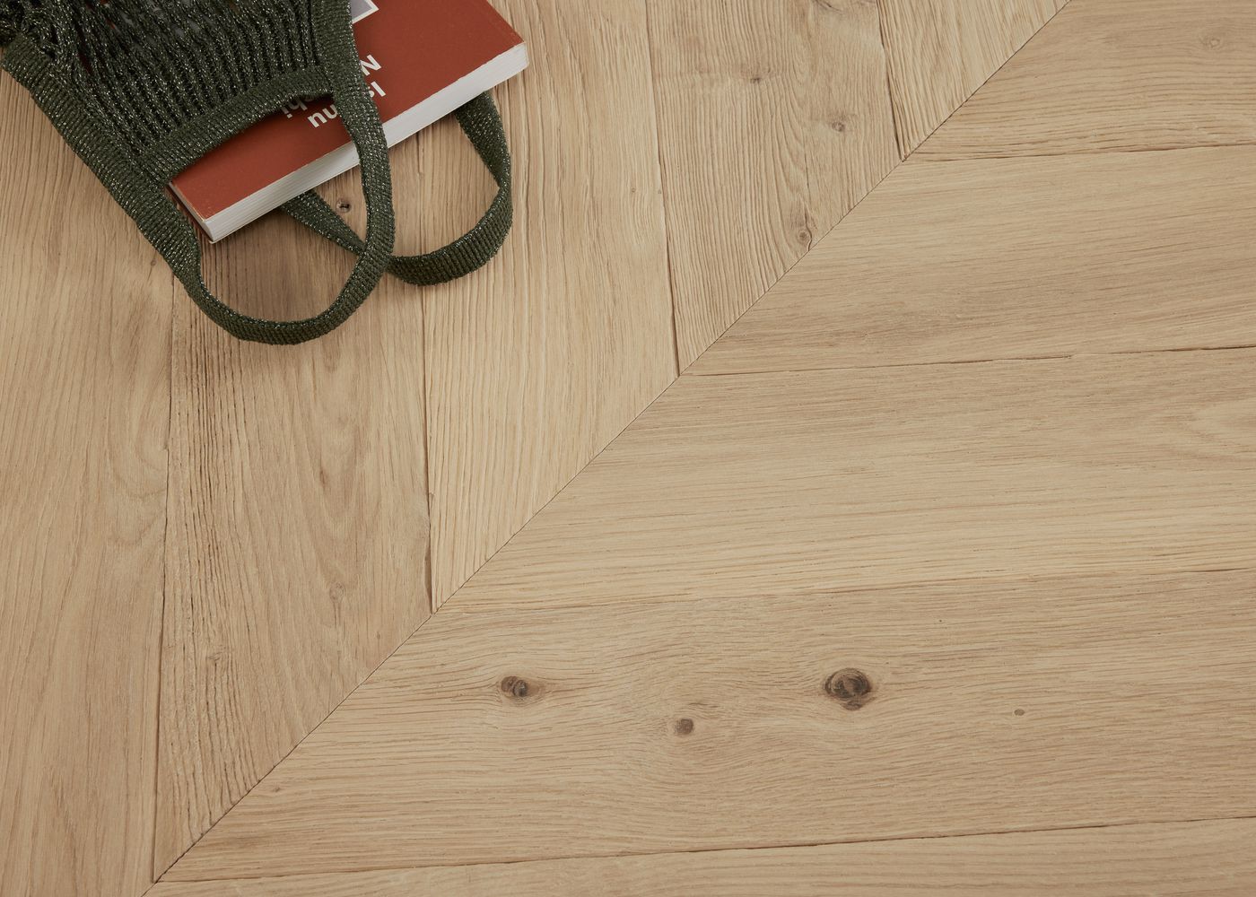 Parquet chêne massif GRENADE Point de Hongrie Elégance vieilli vernis aqua 14x110x600 45°