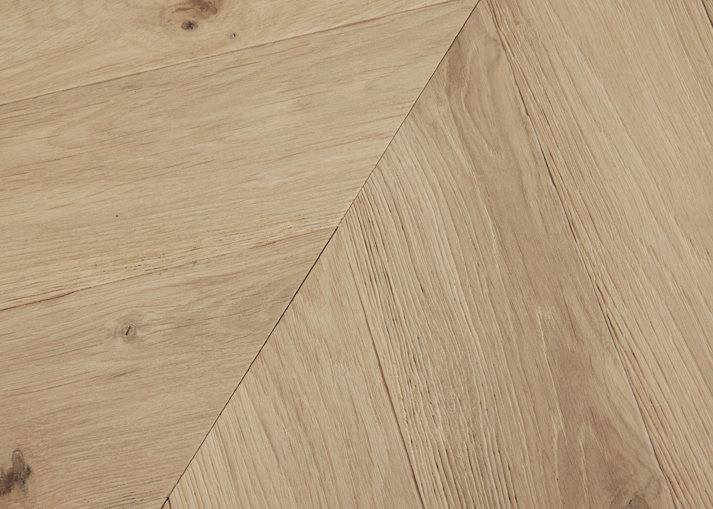 Parquet chêne massif GRENADE Point de Hongrie Elégance vieilli vernis aqua 14x110x600 45°