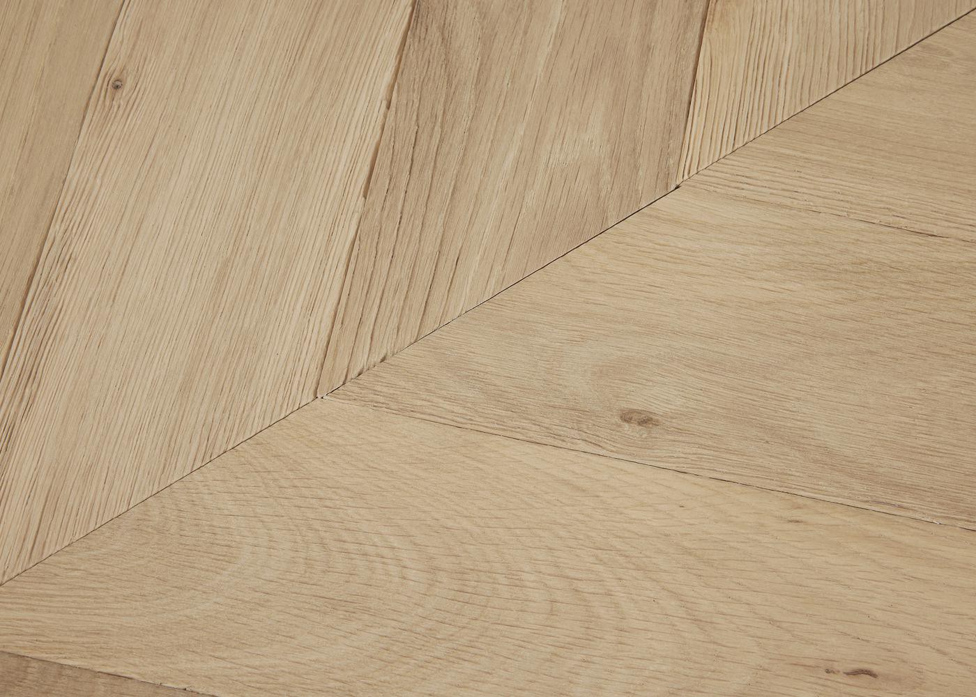 Parquet chêne massif GRENADE Point de Hongrie Elégance vieilli vernis aqua 14x110x600 45°