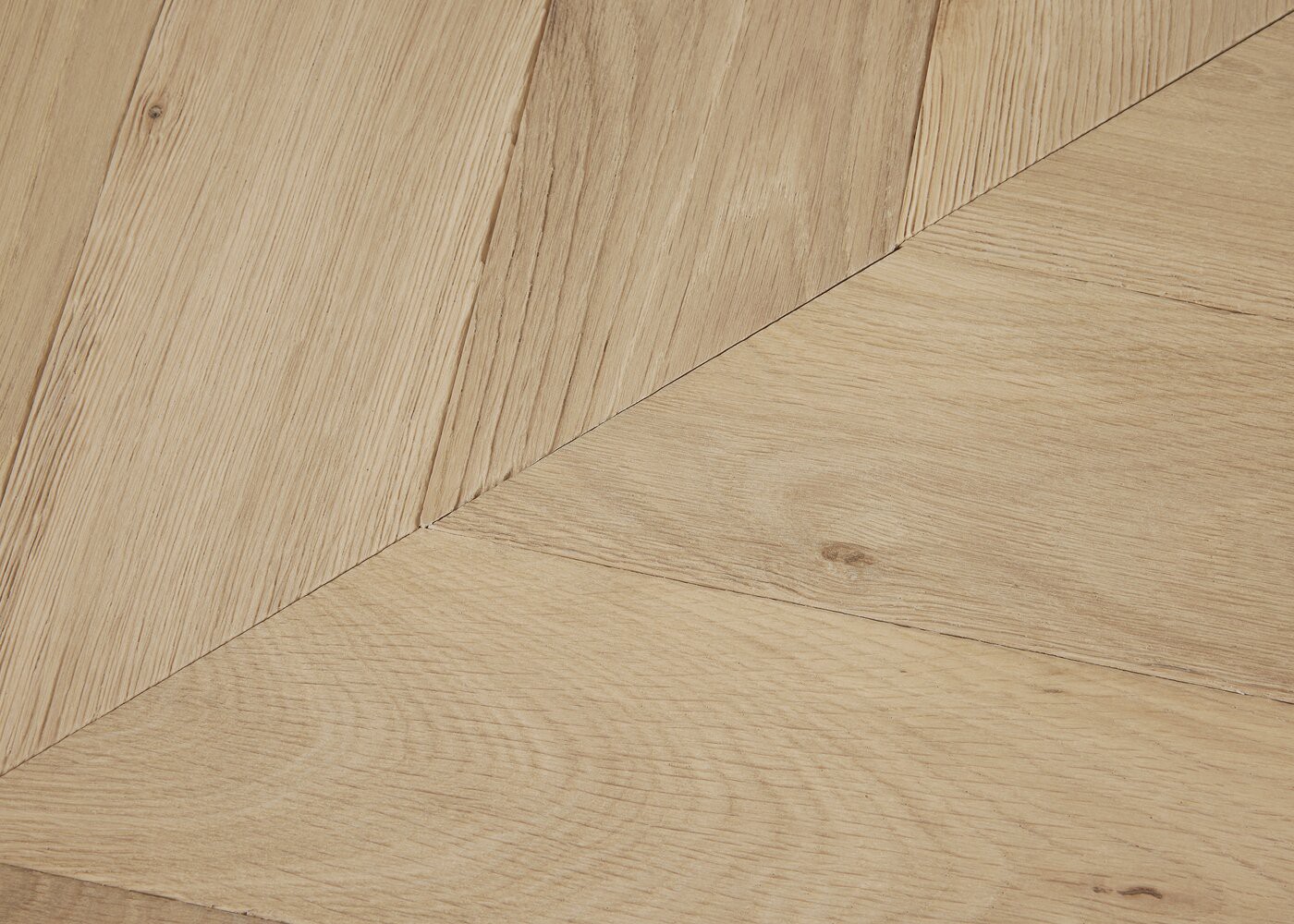 Parquet chêne massif GRENADE Point de Hongrie Elégance brossé vieilli vernis aqua 14x110x600 45°