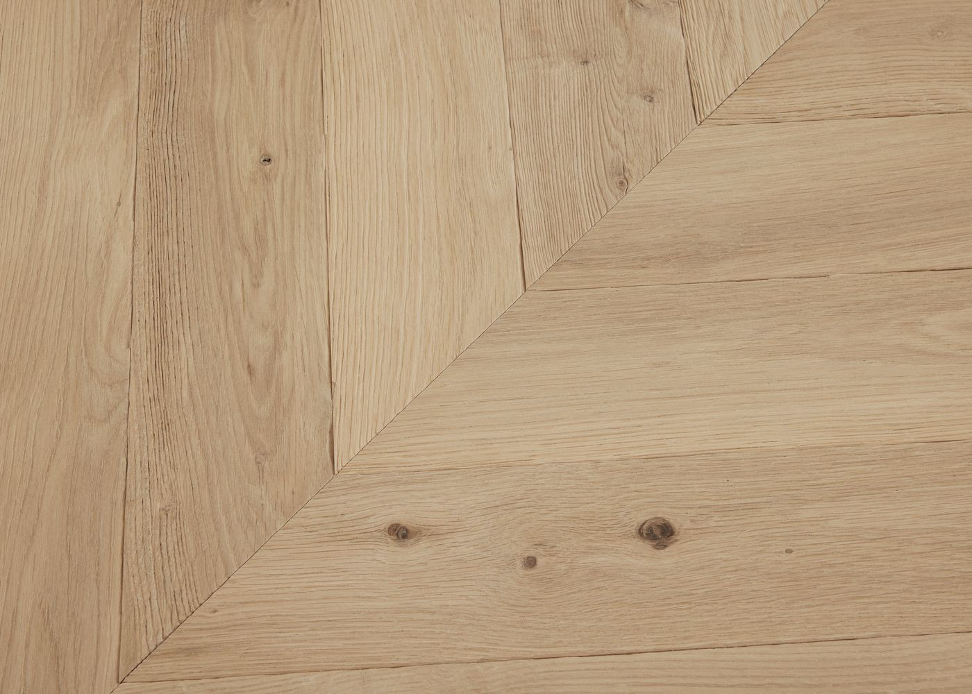 Parquet chêne massif GRENADE Point de Hongrie Elégance vieilli vernis aqua 14x110x600 45°