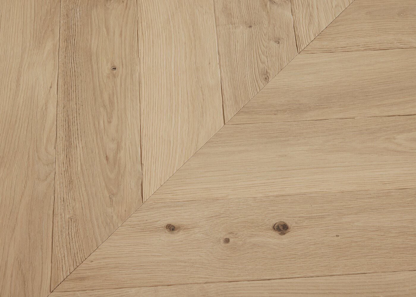 Parquet chêne massif GRENADE Point de Hongrie Elégance brossé vieilli vernis aqua 14x110x600 45°