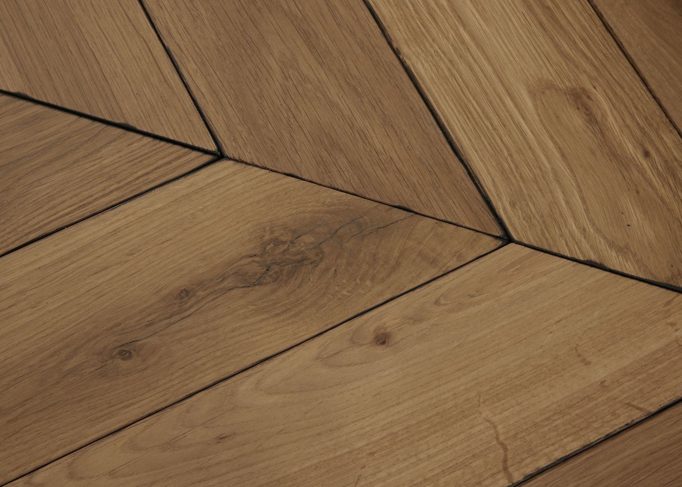 Parquet chêne massif LIVENZA Point de Hongrie vernis aqua 14x110x600 45°