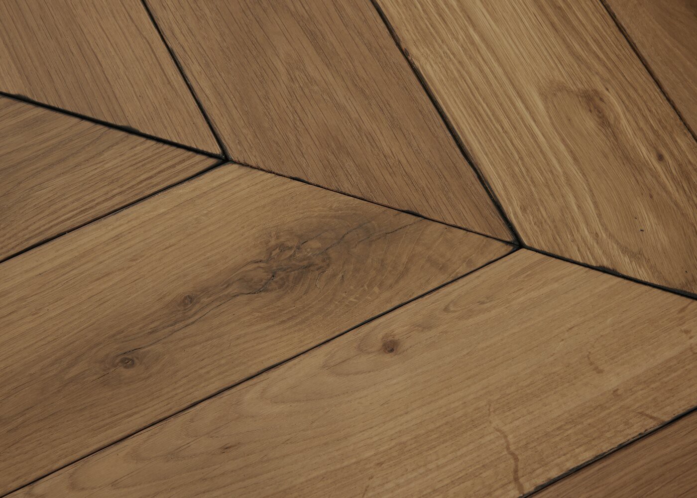 Parquet ch&ecirc;ne contrecoll&eacute; LIVENZA Point de Hongrie vieilli El&eacute;gance vernis aqua 16x100x608 (P&agrave;P)