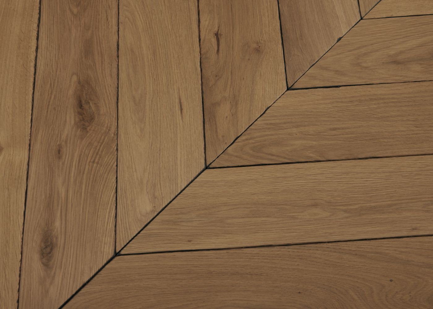 Parquet chêne massif LIVENZA Point de Hongrie vernis aqua 14x110x600 45°