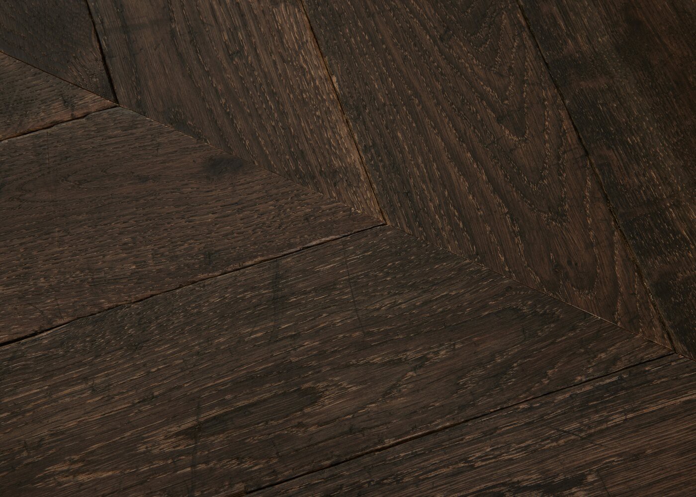 Parquet chêne massif PAMPELUNE Point de Hongrie Elégance vieilli huile cire 14x110x600 45°