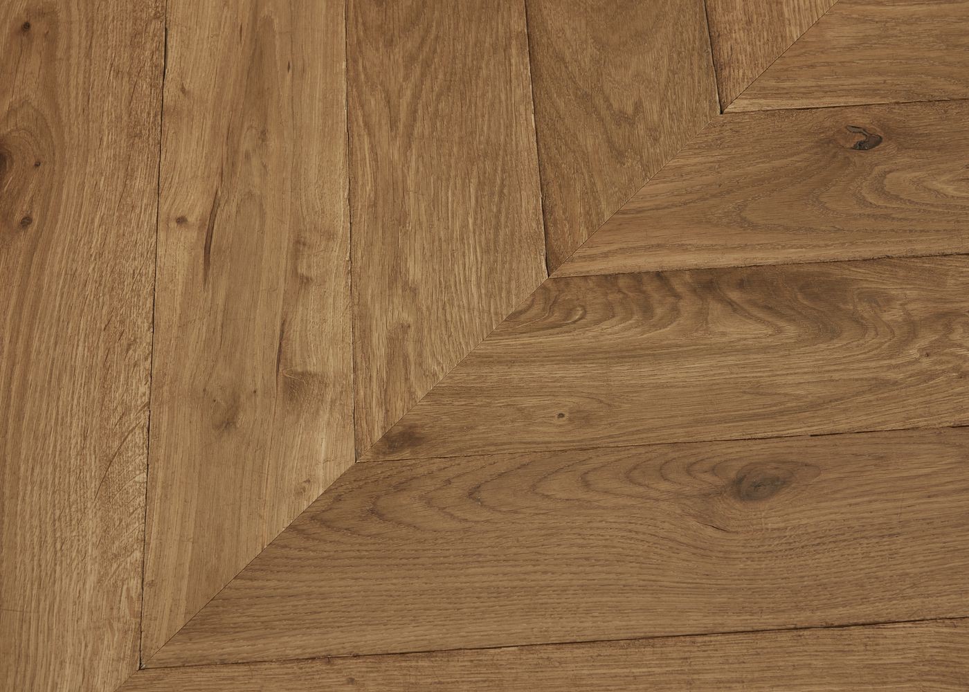 Parquet chêne massif VALENCE Point de Hongrie Elégance vieilli huile cire 14x110x600 45°