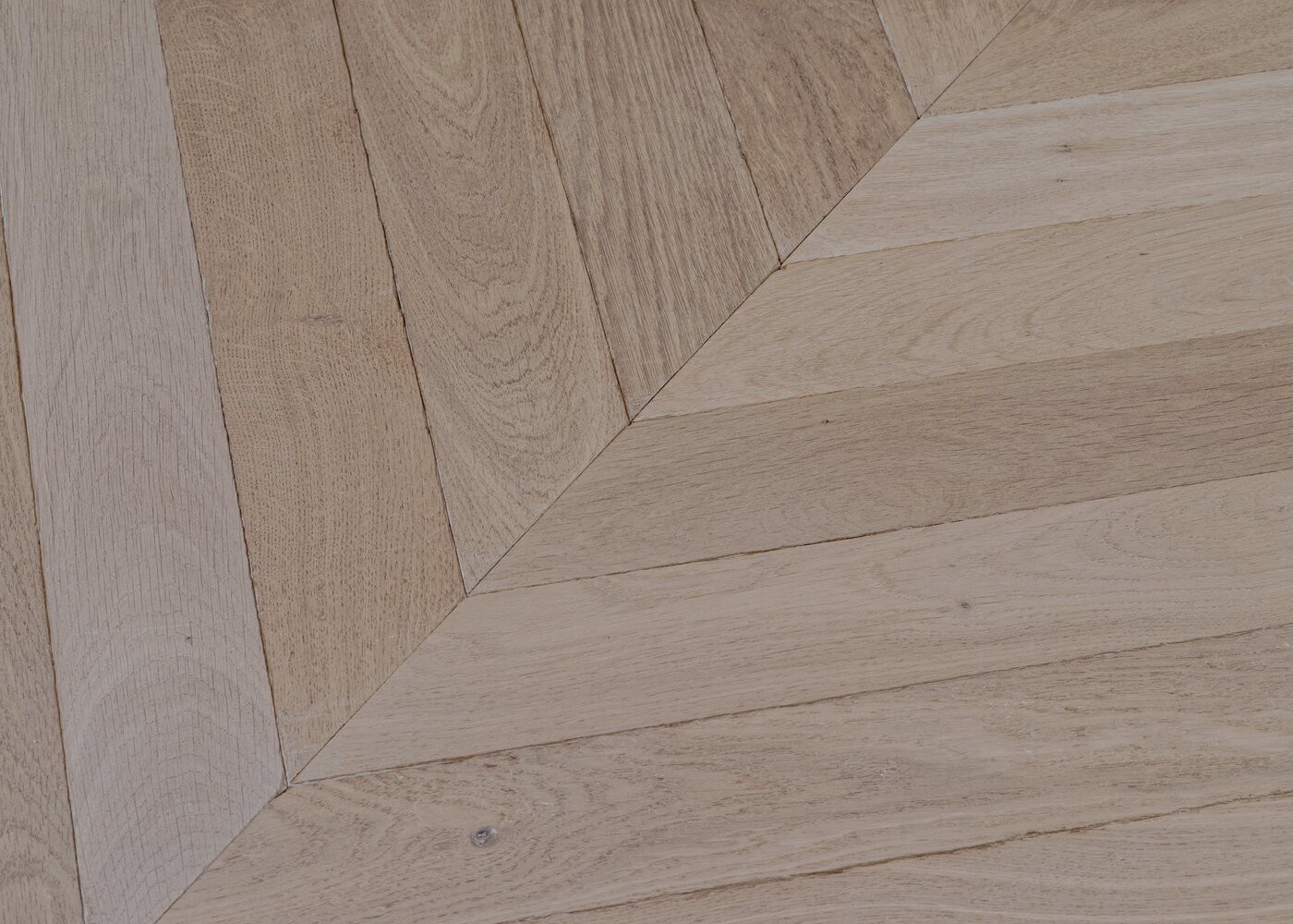 Parquet chêne massif PRÉPATINÉ GRIS Brut Point de Hongrie Elégance vieilli huile cire 14x110x600 45°