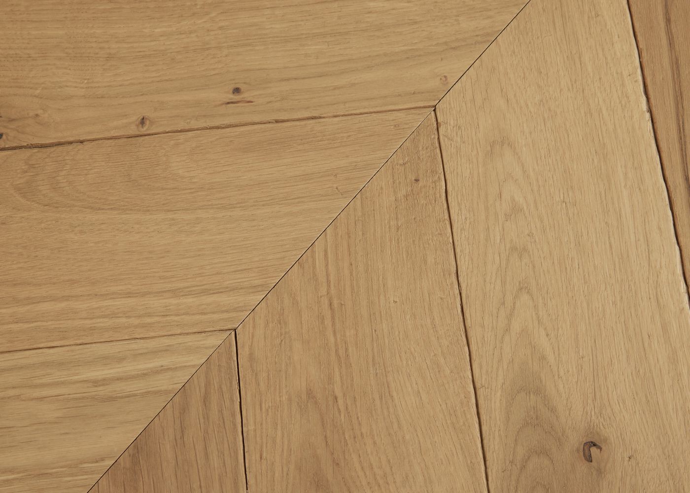 Parquet chêne massif TOLEDE Point de Hongrie Elégance vieilli vernis aqua 14x110x600 45°