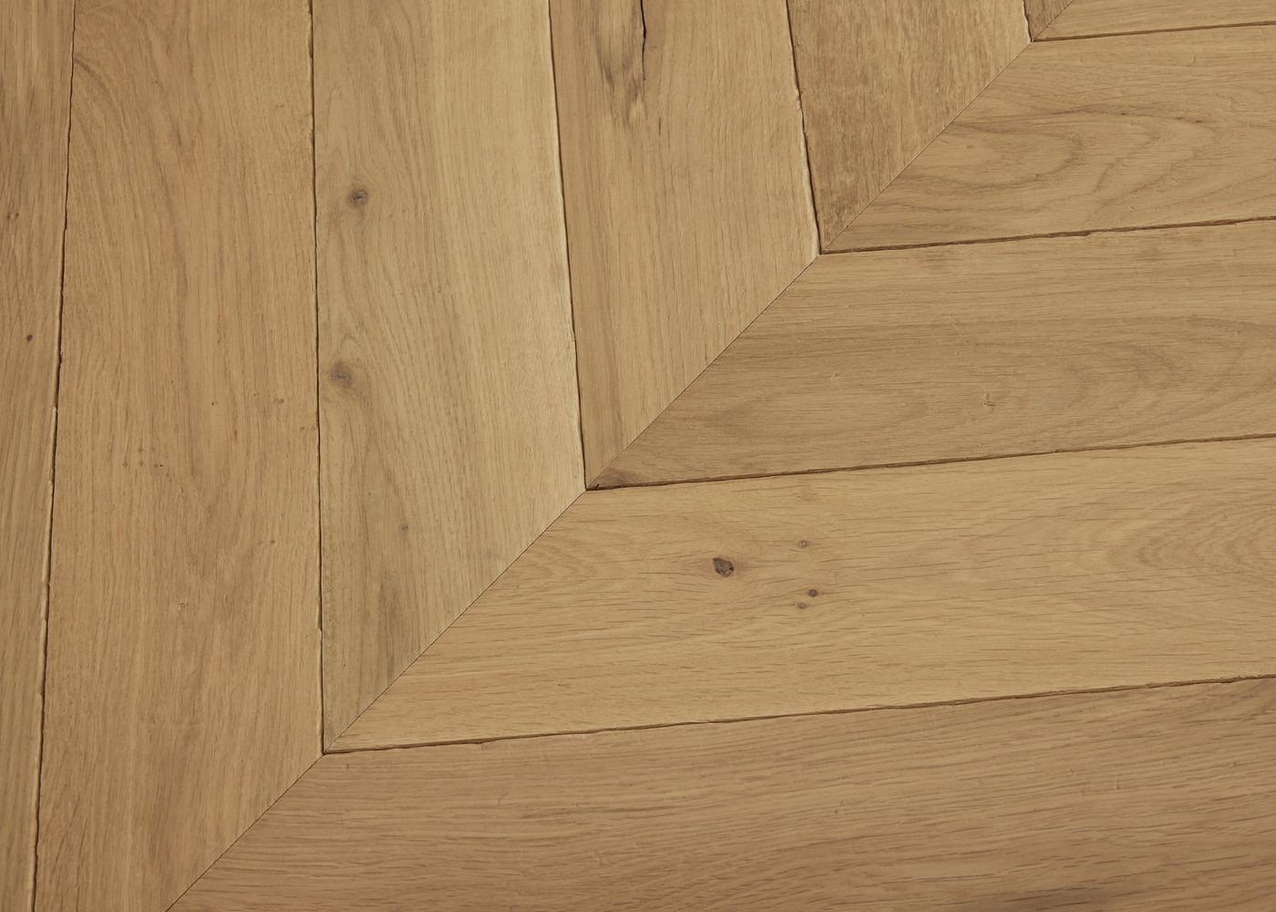 Parquet chêne massif TOLEDE Point de Hongrie Elégance vieilli vernis aqua 14x110x600 45°