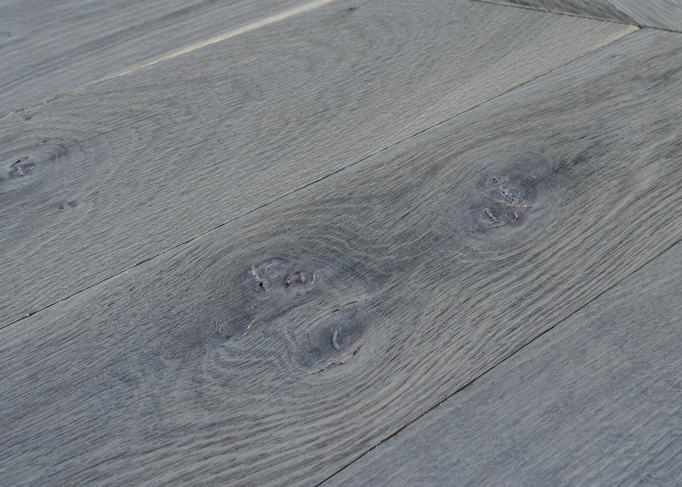 Parquet chêne massif VENDOME Point de Hongrie brossé huile aqua 20x120x650(PàT) 45°