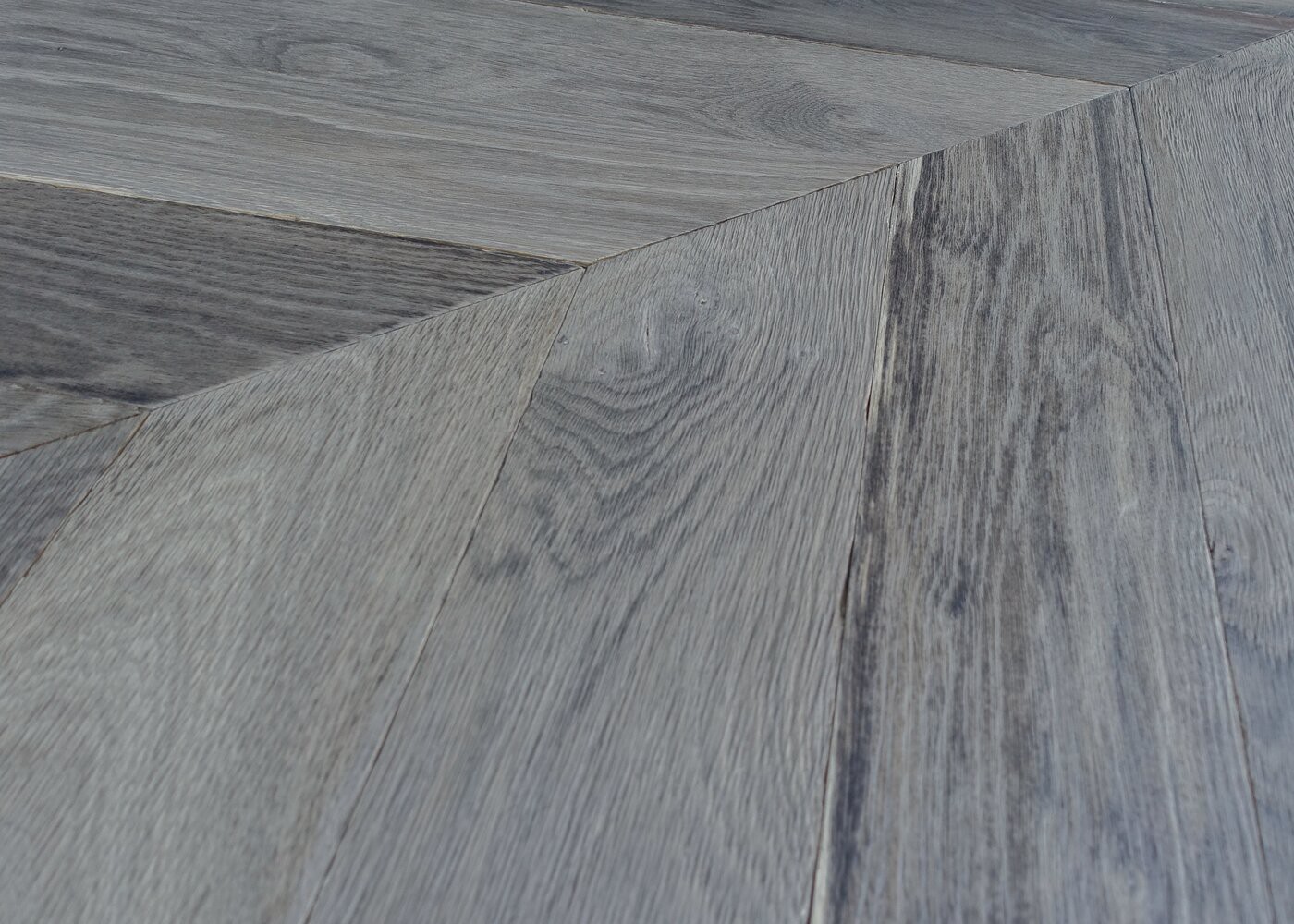 Parquet chêne massif VENDOME Point de Hongrie brossé huile aqua 20x120x650(PàT) 45°