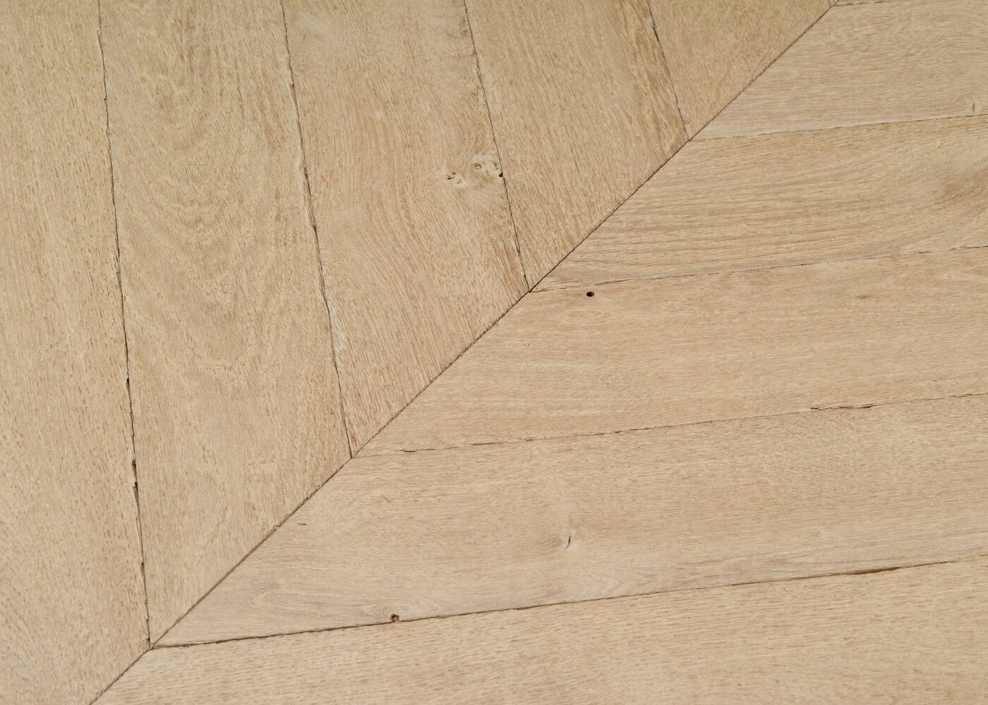 Parquet chêne massif BRADFORD Point de Hongrie vieilli huile aqua 15x120x650(PàT) 45°