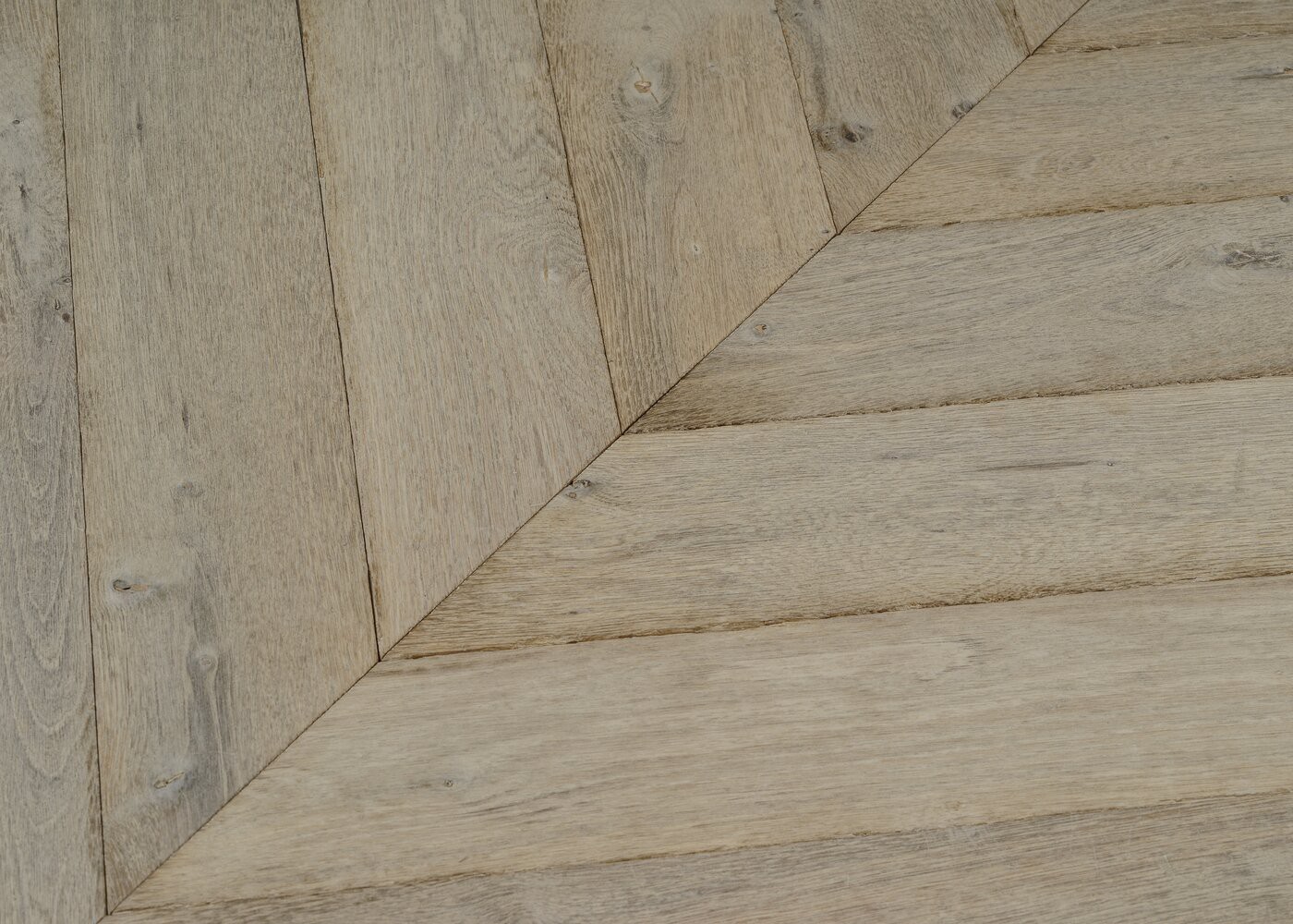 Parquet chêne massif BARBADE Point de Hongrie vieilli huile aqua 15x120x650(PàT) 45°