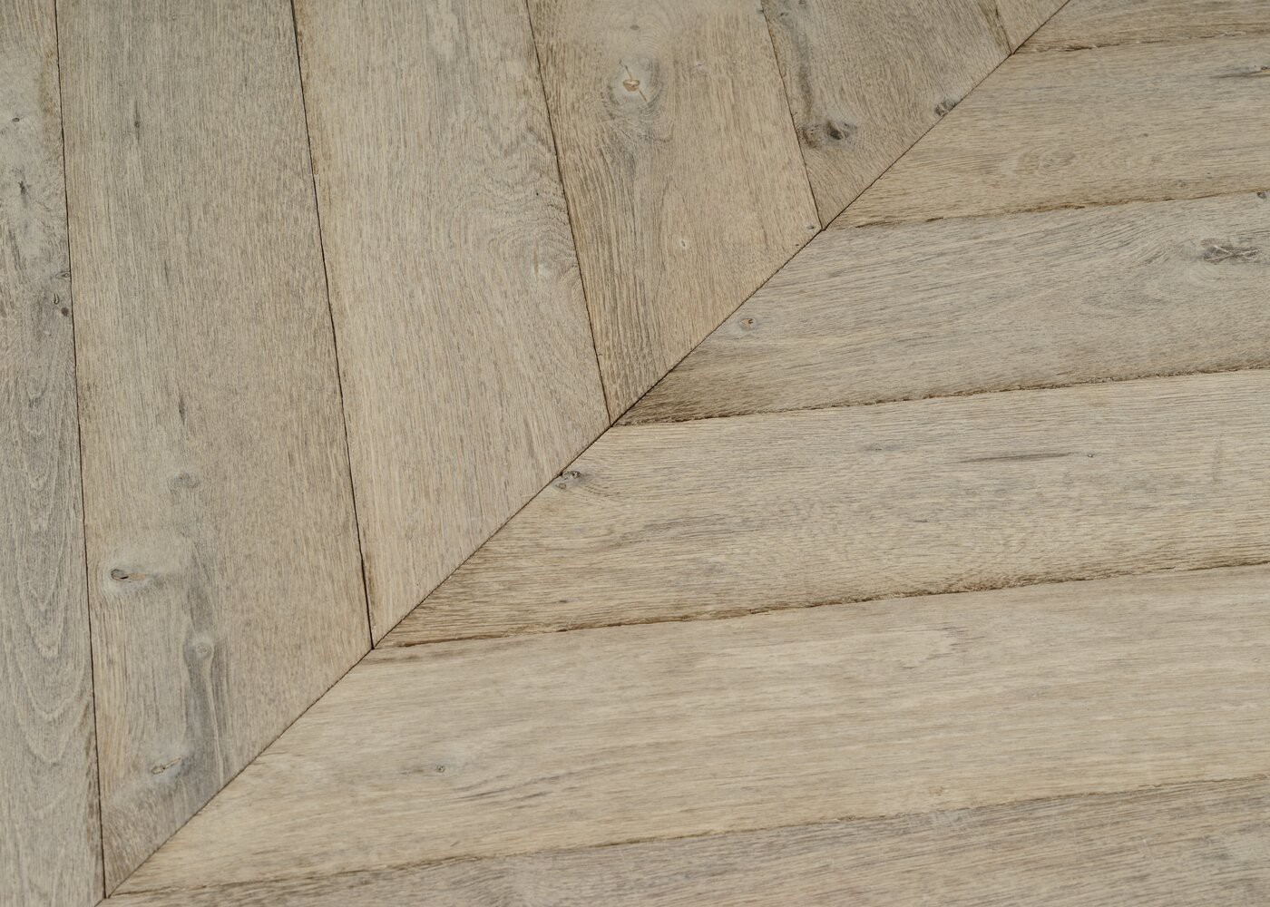 Parquet chêne massif BRIGHTON Point de Hongrie vieilli huile aqua 15x120x650(PàT) 45°