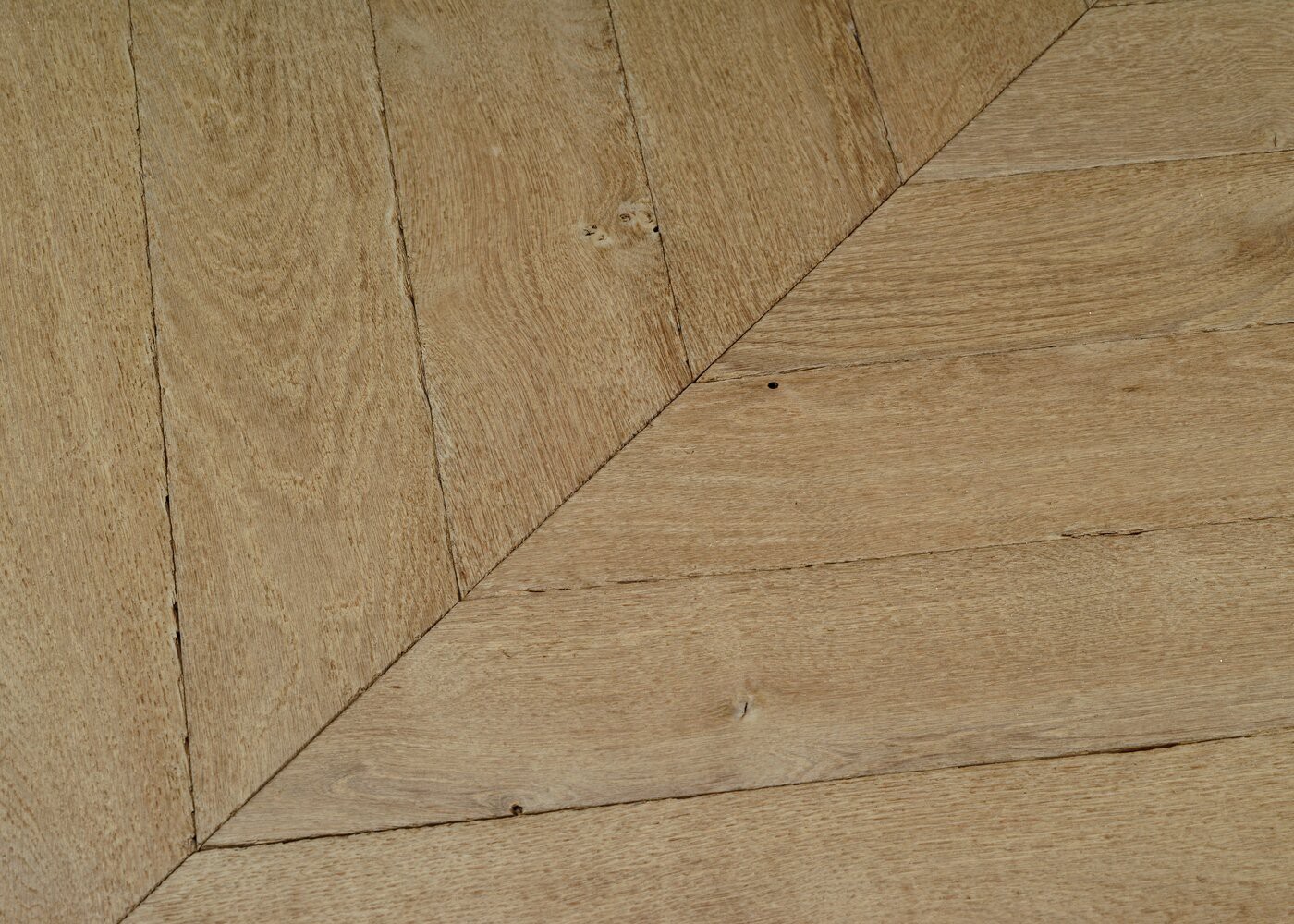 Parquet chêne massif BRISTOL Point de Hongrie vieilli huile aqua 15x120x650(PàT) 45°