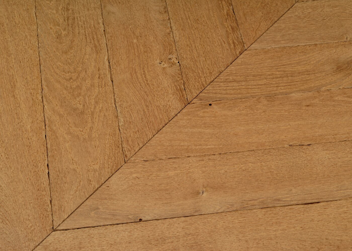 Parquet chêne massif NOTTINGHAM Point de Hongrie vieilli huile cire 15x120x650(PàT) 45°