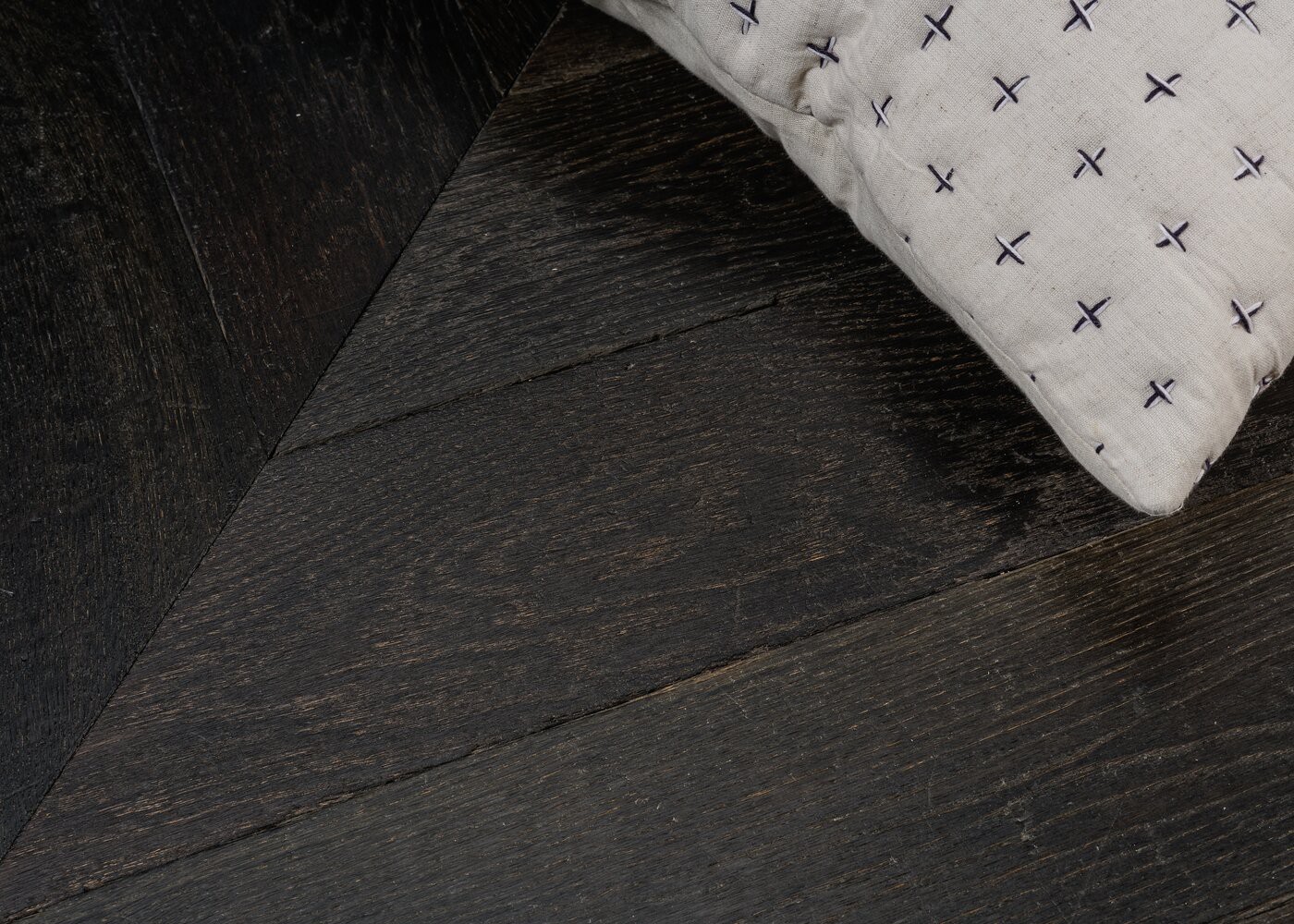 Parquet chêne massif SHEFFIELD Point de Hongrie vieilli huile cire 15x120x650(PàT) 45°