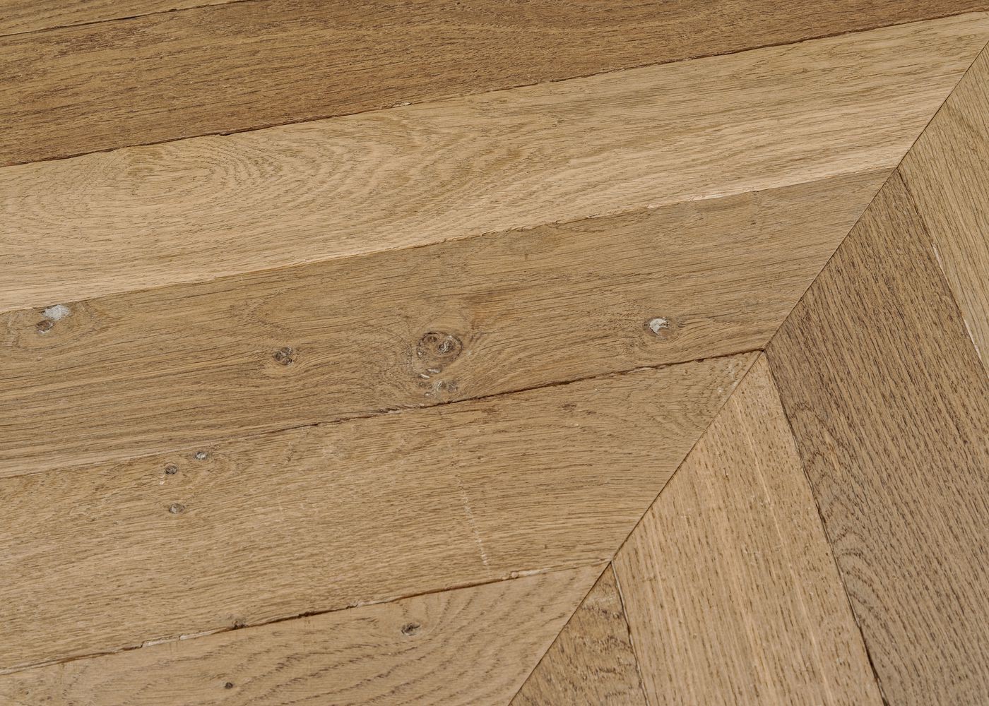 Parquet chêne massif GASPARD Point de Hongrie Elégance vieilli vernis aqua 14x110x600 45°