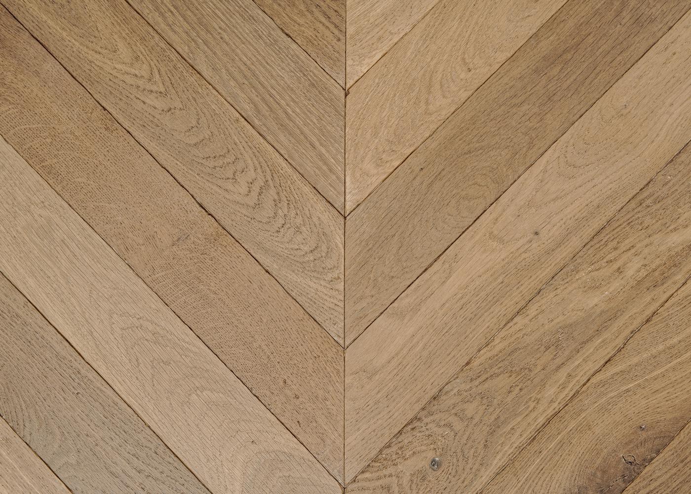Parquet chêne massif GASPARD Point de Hongrie Elégance vieilli vernis aqua 14x110x600 45°