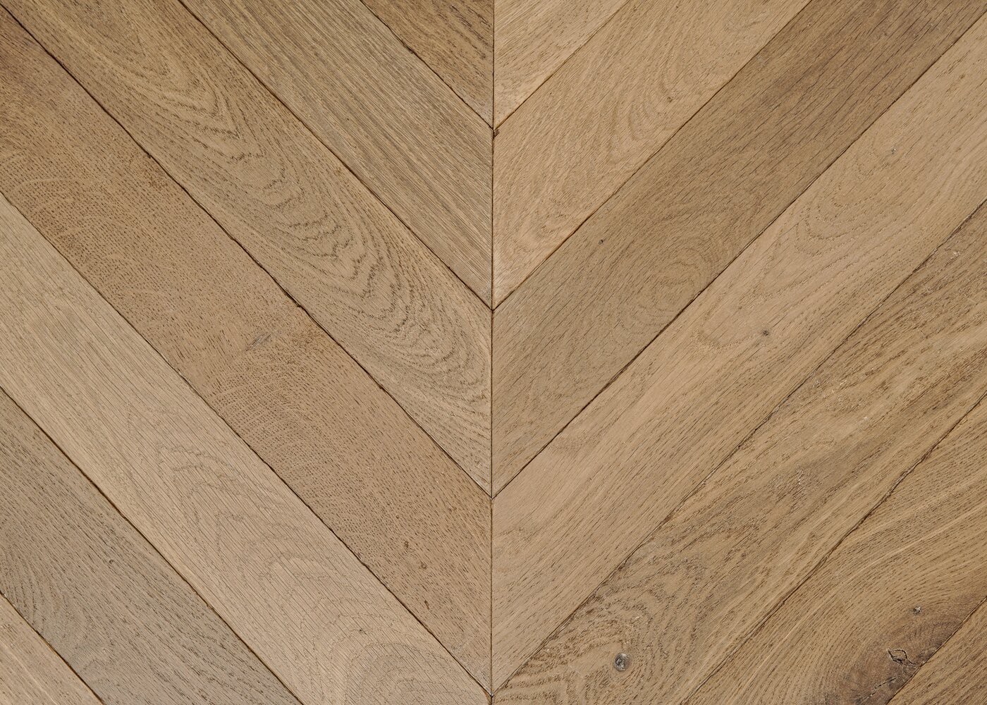 Parquet chêne massif GASPARD Point de Hongrie Elégance vieilli vernis aqua 14x110x600 45°