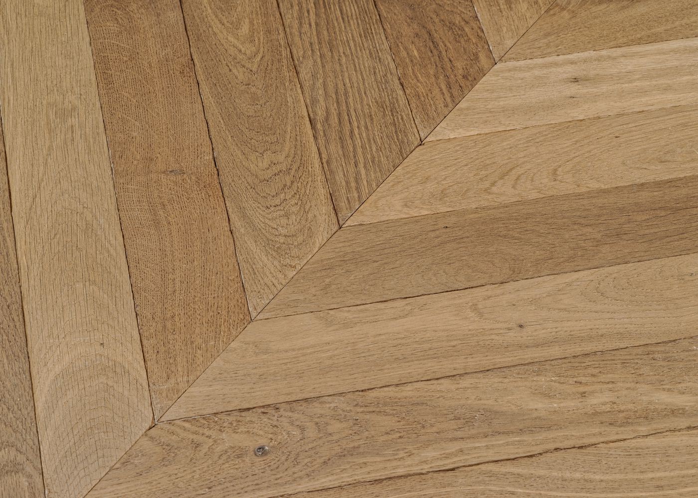 Parquet chêne massif GASPARD Point de Hongrie Elégance vieilli vernis aqua 14x110x600 45°