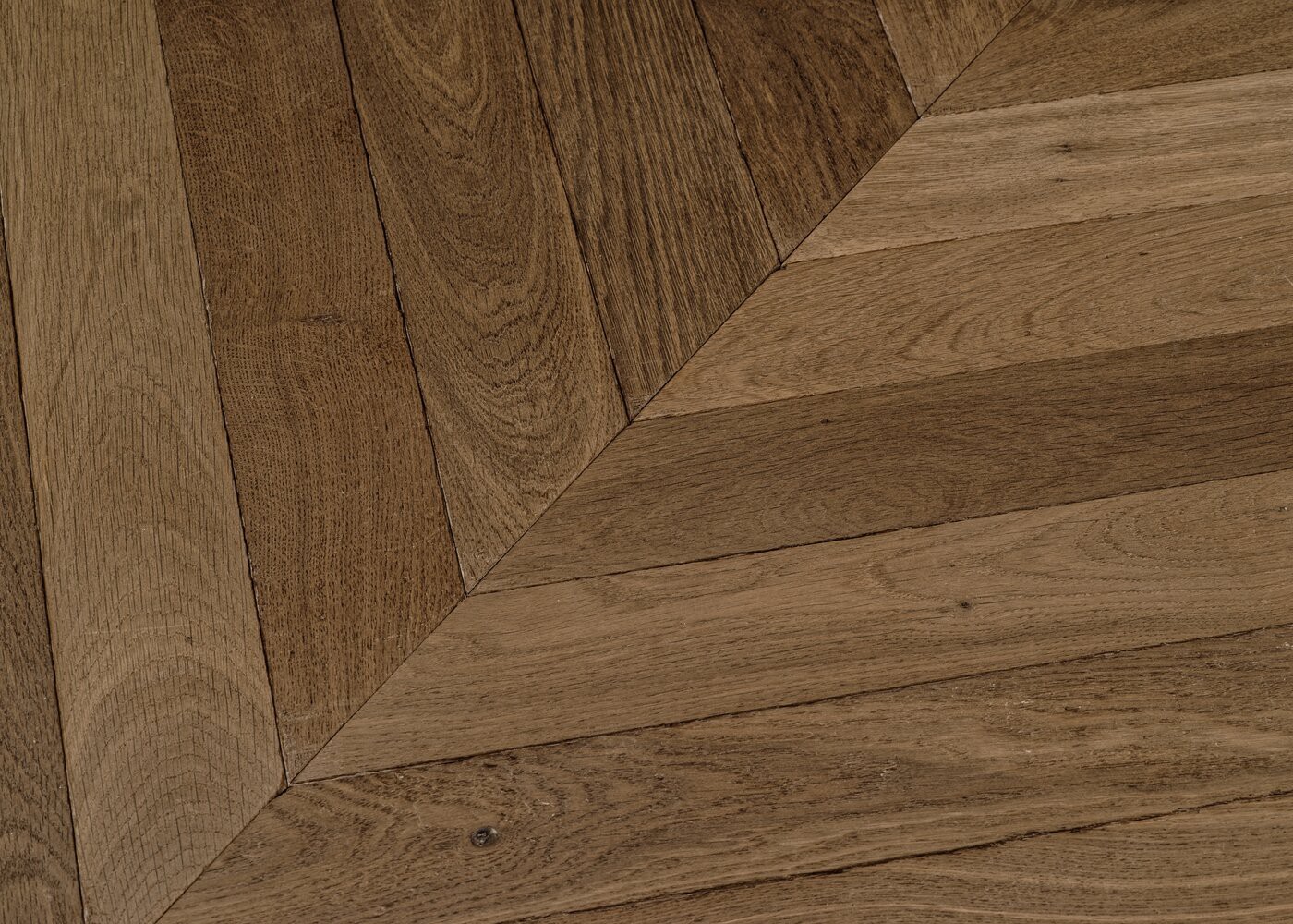 Parquet ch&ecirc;ne massif GLASGOW Point de Hongrie El&eacute;gance vieilli huile cire 14x110x600 45&deg;