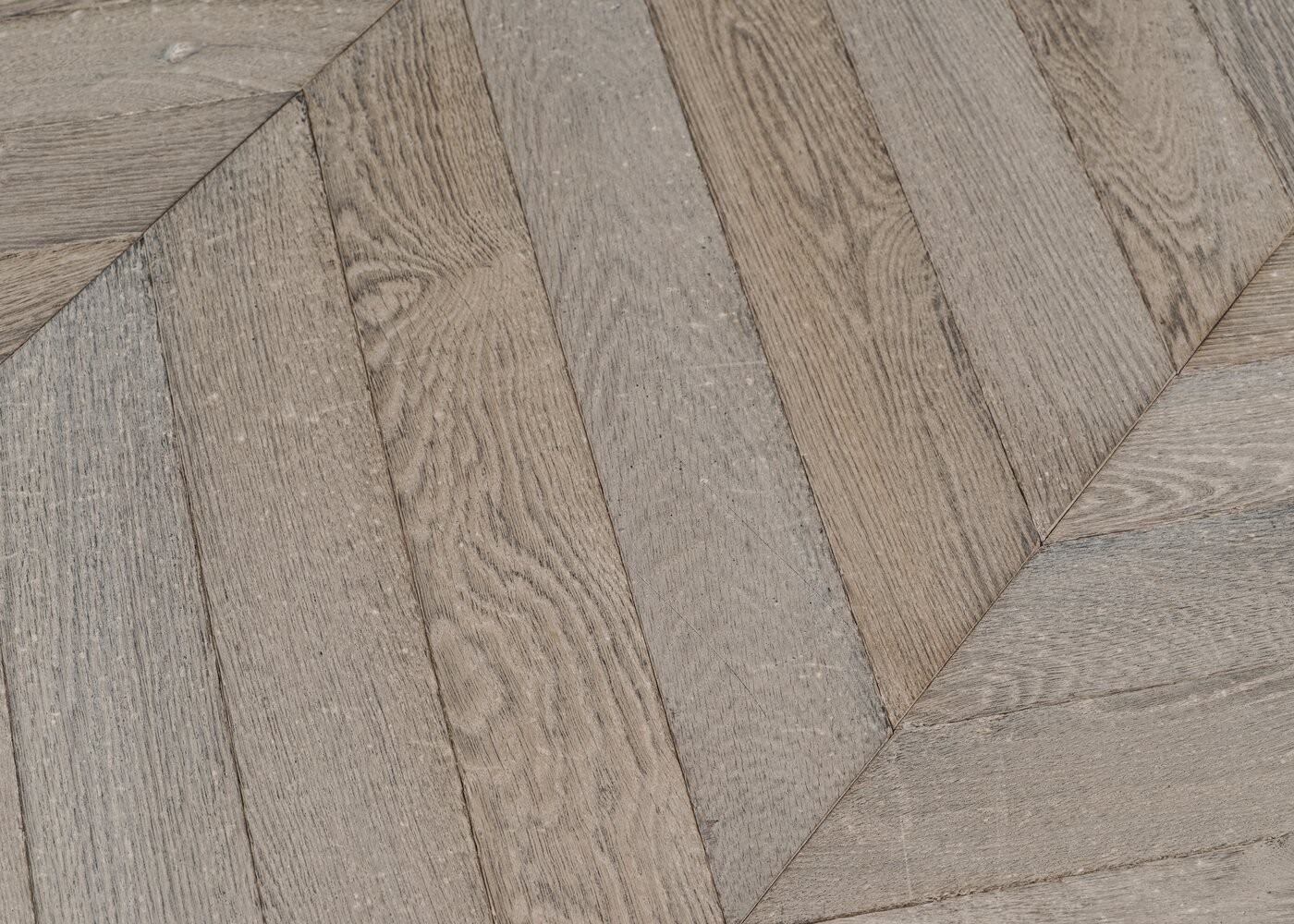 Parquet ch&ecirc;ne massif RHODES Point de Hongrie El&eacute;gance vieilli huile cire 14x110x600 45&deg;