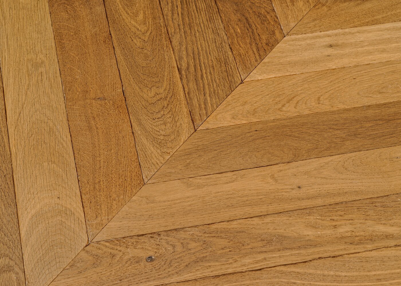 Parquet ch&ecirc;ne massif SIENNE Point de Hongrie El&eacute;gance vieilli huile cire 14x110x600 45&deg;